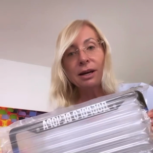 Alena America Blogger holding Ukrainian Car frame from Cultics support Ukraine